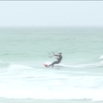 Usa, tempesta Hilary a San Diego: kitesurfer si godono il vento forte