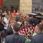 Funerali Carlo Mazzone, applausi e cori all’arrivo del feretro