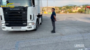 Avellino, gdf sequestra camion con 20 tonnellate di rifiuti speciali