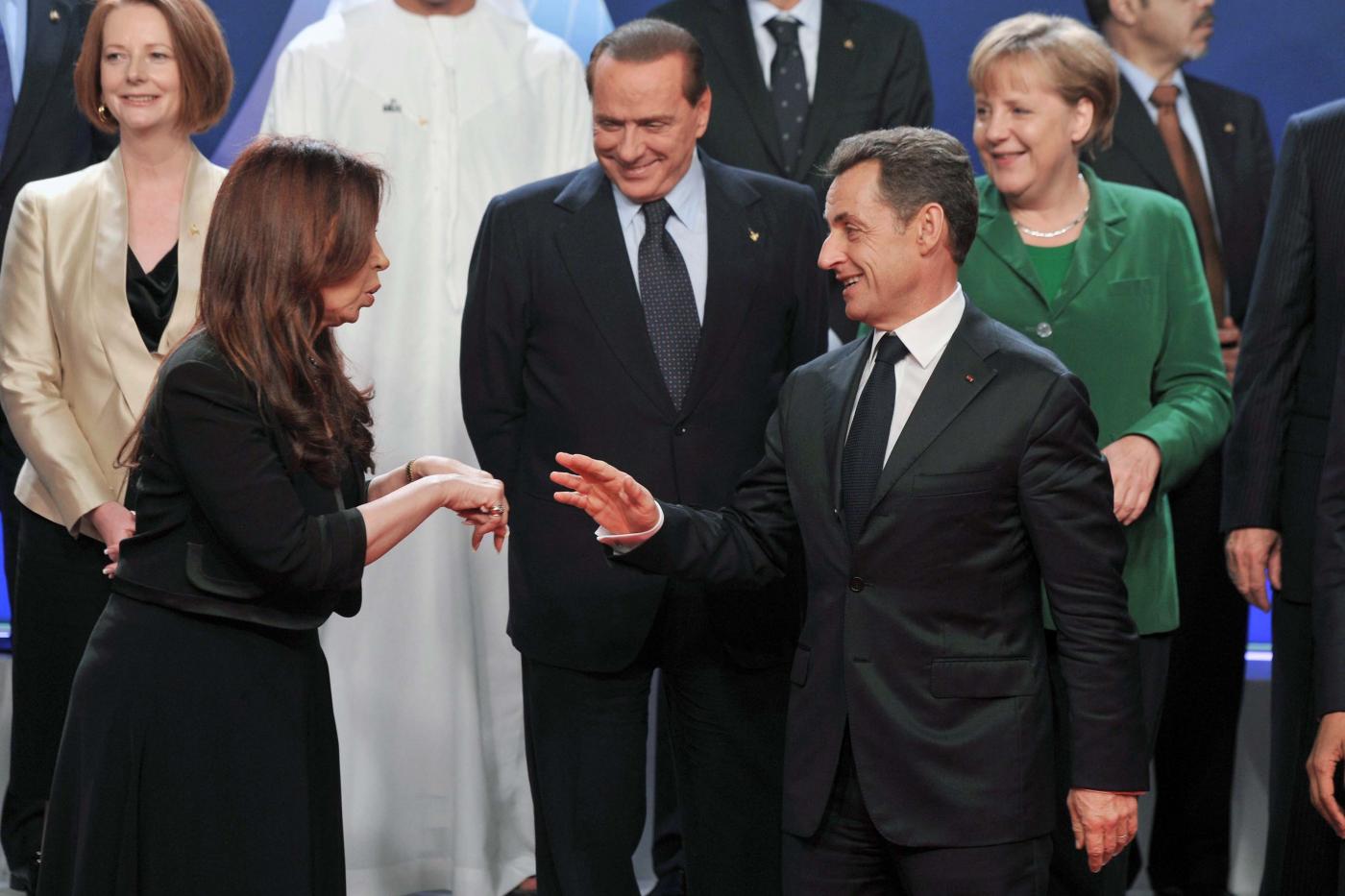 Berlusconi, Sarkozy nel suo libro: “Io e Merkel gli chiedemmo di dimettersi”