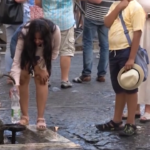 Caldo a Roma, turisti in coda davanti alle fontane