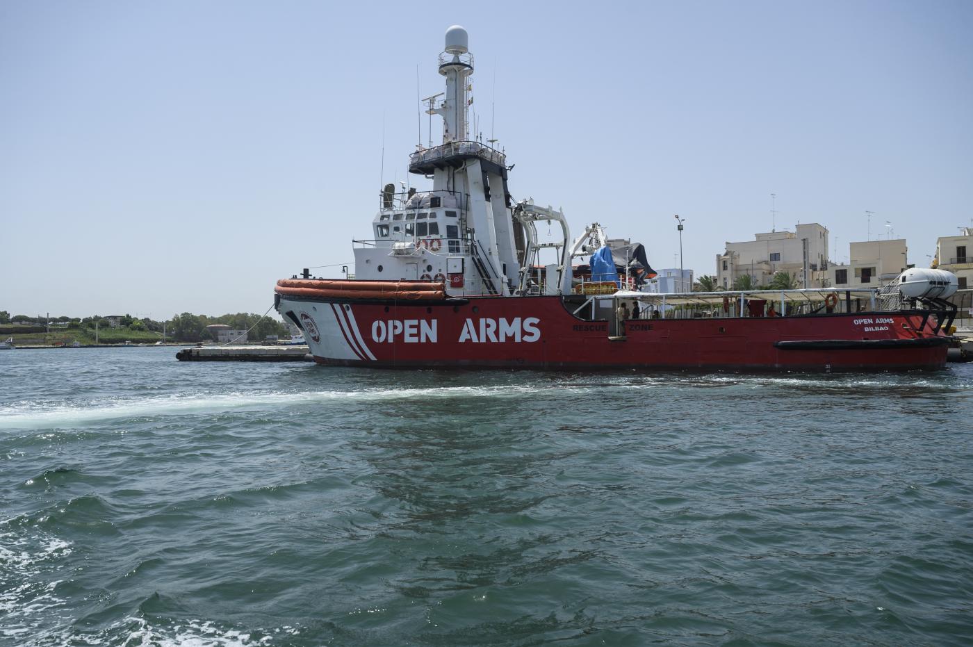 Migranti, in porto a Marina di Carrara la Open Arms con 196 a bordo