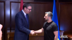 Ucraina, Zelensky incontra il presidente serbo Vučić ad Atene