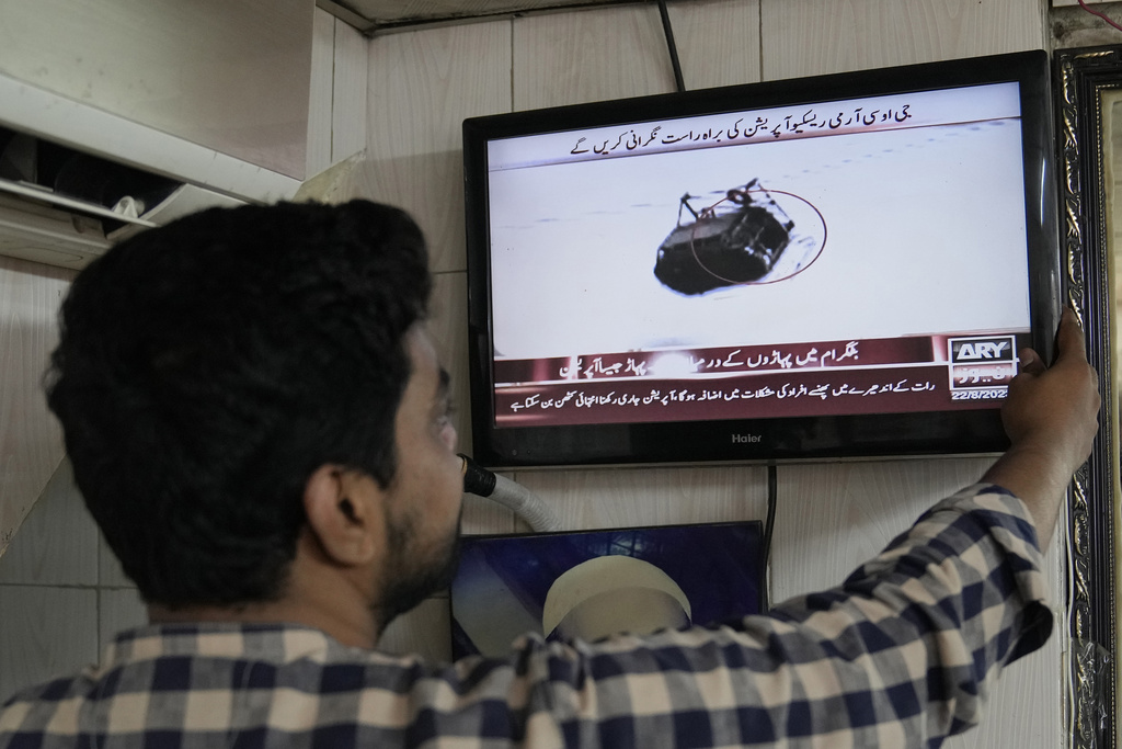 Pakistan, 6 bambini bloccati da ore su funivia con insegnanti: tutti salvi