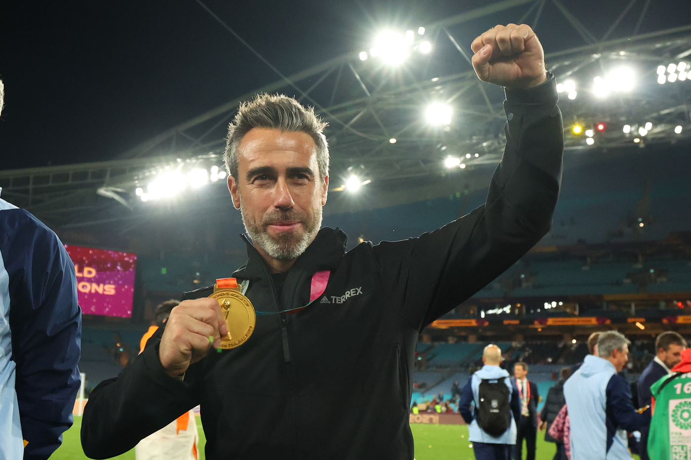 Spagna, ancora un caso nella Nazionale di calcio: ct tocca il seno ad assistente