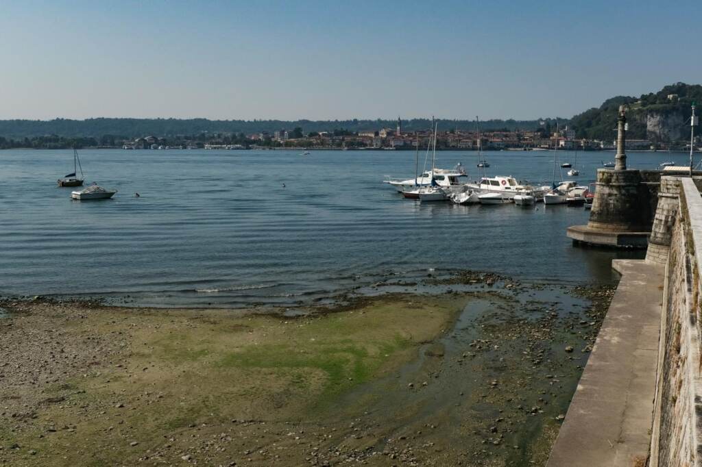 Galleria foto 'Lago Maggiore bassissimo tra siccità e problemi di regolazione dei livelli: le immagini' - foto 6