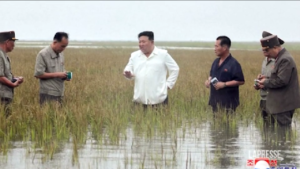 Corea Nord, Kim Jong Un in visita a campi agricoli alluvionati