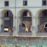 Firenze, imbrattate le colonne del corridoio Vasariano