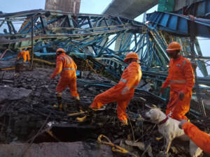 India, crolla ponte ferroviario in costruzione: morti 26 operai