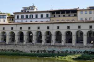 Firenze, imbrattate le colonne del Corridoio Vasariano