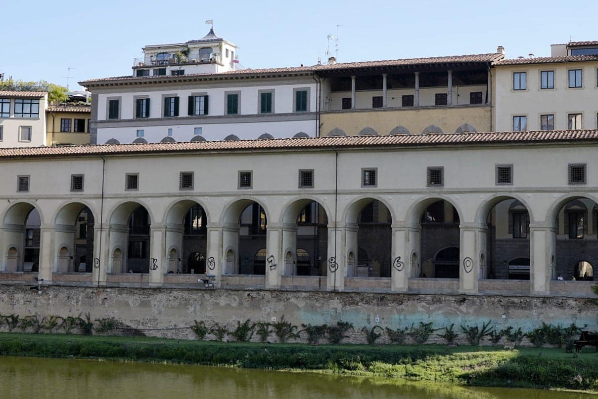 Firenze, imbrattate le colonne del Corridoio Vasariano