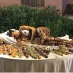 Sardegna, modella nuda ‘al cioccolato’ nel buffet: è bufera