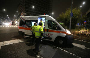 Milano, incidente in Piazza Loreto: auto travolge due scooter e scappa