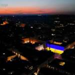 Palazzo Chigi illuminato con i colori della bandiera ucraina per il Giorno dell’Indipendenza