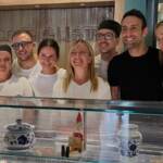 Giorgia Meloni, fine delle vacanze: selfie in pasticceria a Ceglie Messapica