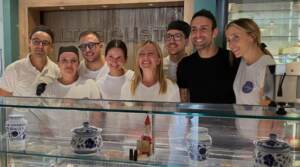 Giorgia Meloni, fine delle vacanze: selfie in pasticceria a Ceglie Messapica