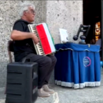 Funerali Toto Cutugno, con la fisarmonica suona “L’italiano” davanti alla chiesa