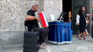 Funerali Toto Cutugno, con la fisarmonica suona “L’italiano” davanti alla chiesa