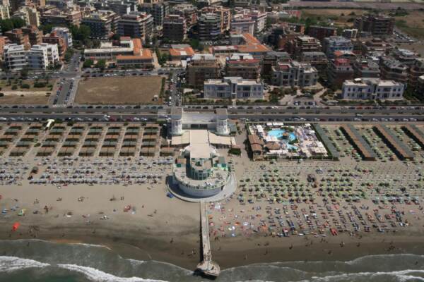 Roma, spari da autobus verso le case a Ostia