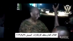 Sudan, il capo dell’esercito tra i soldati: una delle sue rare apparizioni