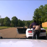 Usa, afroamericano trascina con l’auto agente e viene ucciso: il video