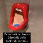 Torino, orinatoi a forma di bocca donna in palestra: è polemica