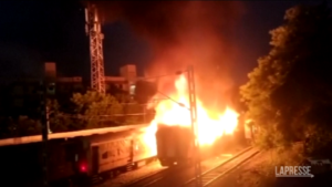 India, treno prende fuoco: 9 morti e 20 feriti