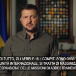Ucraina, Zelensky: “Gli Stati Uniti addestreranno i piloti dei caccia F-16”