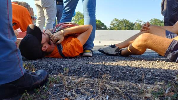 Clima, attivisti Ultima Generazione bloccano Statale 16 in Puglia