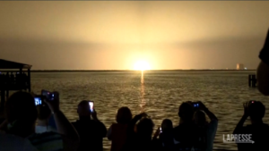 SpaceX, centinaia di persone assistono al lancio della capsula Dragon