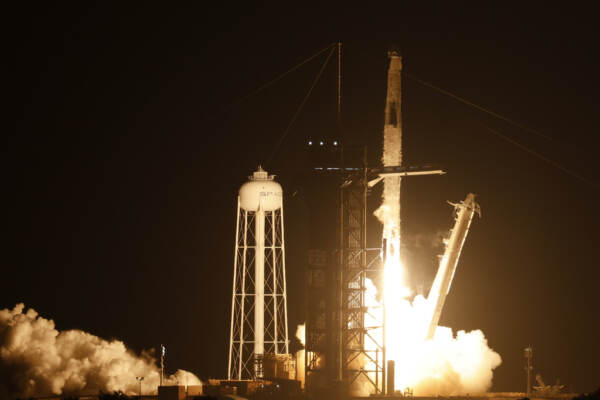 Spazio, lanciata navetta Crew Dragon con a bordo 4 astronauti