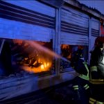 Napoli, incendio distrugge deposito di cosmetici