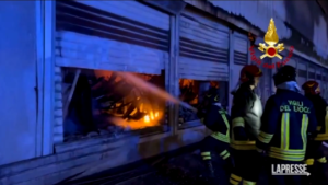 Napoli, incendio distrugge deposito di cosmetici