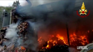 Genova, incendio in stabilimento: fumo denso in zona