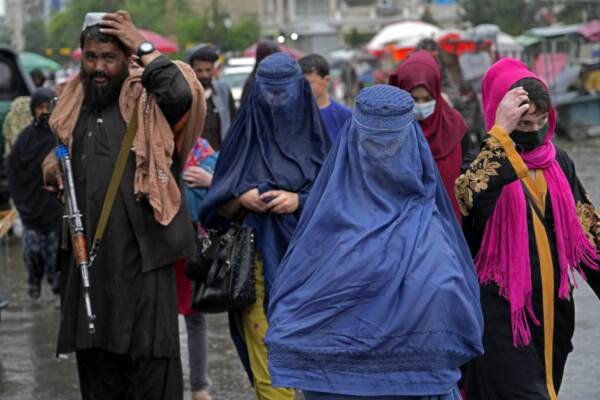 Afghanistan, i talebani impongono alle donne il burqa in pubblico