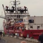 Migranti, Ocean Viking arriva nel porto di Napoli