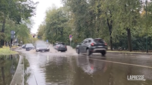 Nubifragio su Milano, strade allagate e traffico in tilt