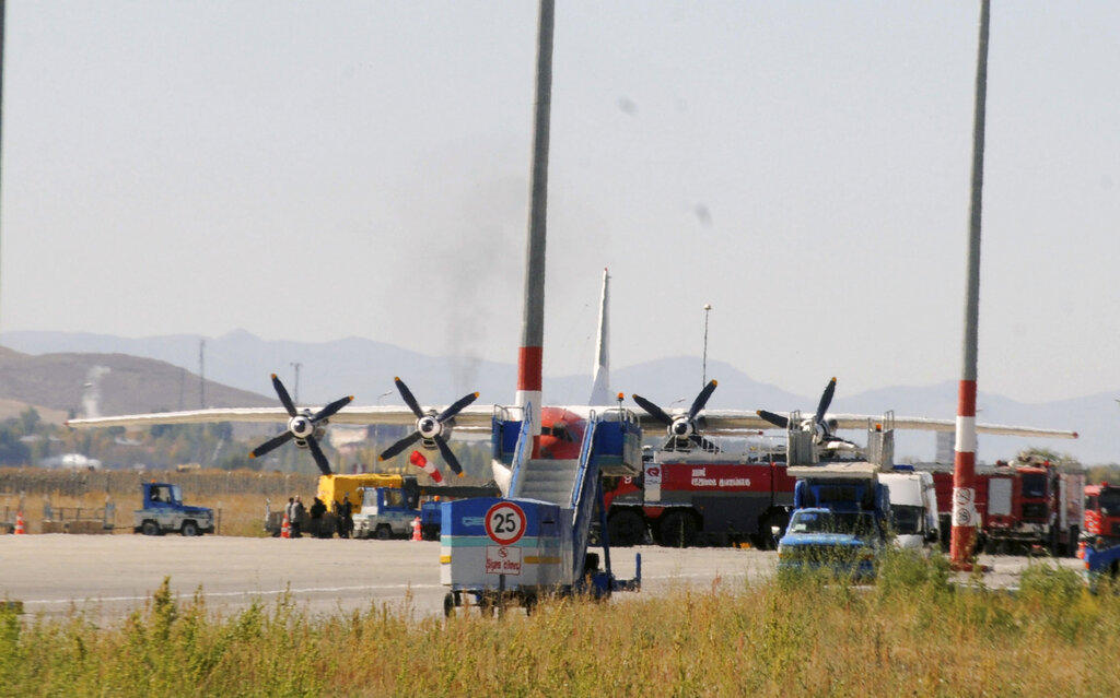 Siria, raid israeliano su Aleppo: colpito l’aeroporto Siria, raid israeliano su Aleppo: colpito l’aeroporto