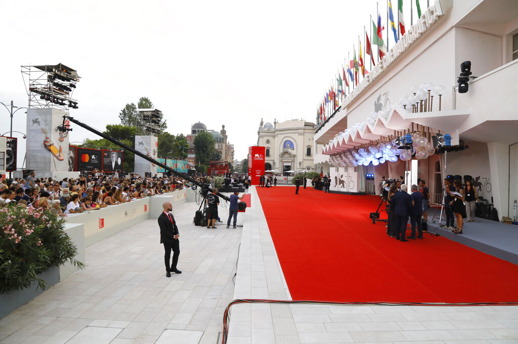Venezia 80, meno Usa sul red carpet ma lo sciopero non ferma lo show