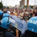 Napoli, protesta per Reddito Cittadinanza: tensione con polizia