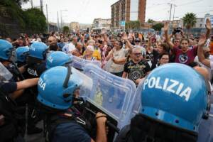 Napoli, protesta per Reddito Cittadinanza: tensione con polizia