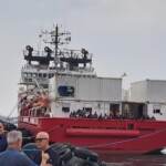Ocean Viking a Napoli con 254 migranti