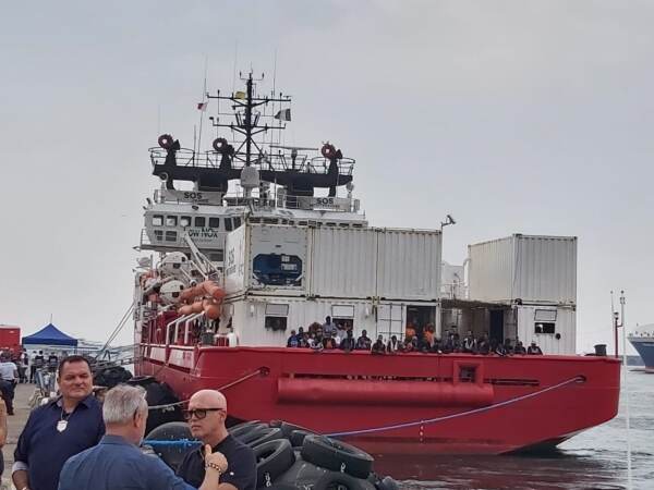 Ocean Viking a Napoli con 254 migranti