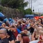 Reddito cittadinanza, a Napoli nuova protesta: tensioni con la polizia