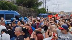 Reddito cittadinanza, a Napoli nuova protesta: tensioni con la polizia
