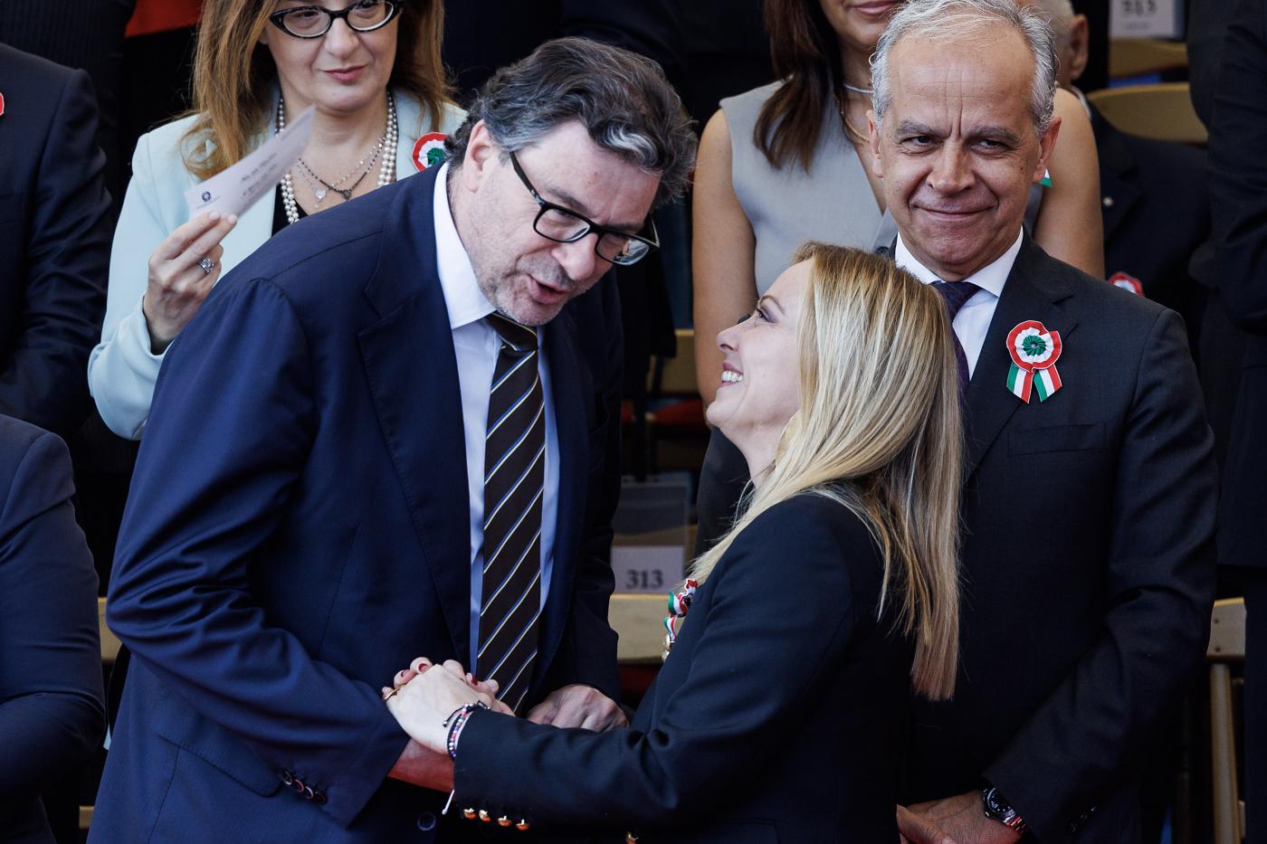 Governo, Meloni in Cdm: “Serve compattezza. Stop a sprechi dopo Superbonus”