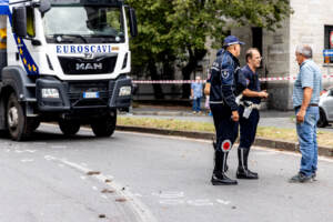 Incidente a Milano, Ciclista travolta da un camion in viale Caldara