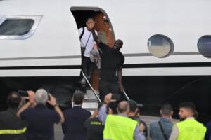 Calcio, Lukaku è atterrato a Roma: migliaia di tifosi in delirio