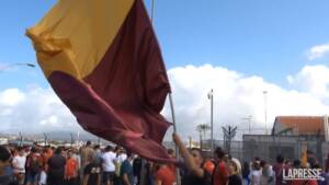 Lukaku, migliaia di tifosi romanisti in attesa a Ciampino