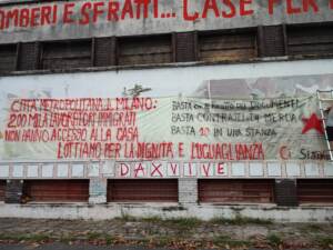 Milano, sgombero ex bagni di via Esterle in corso